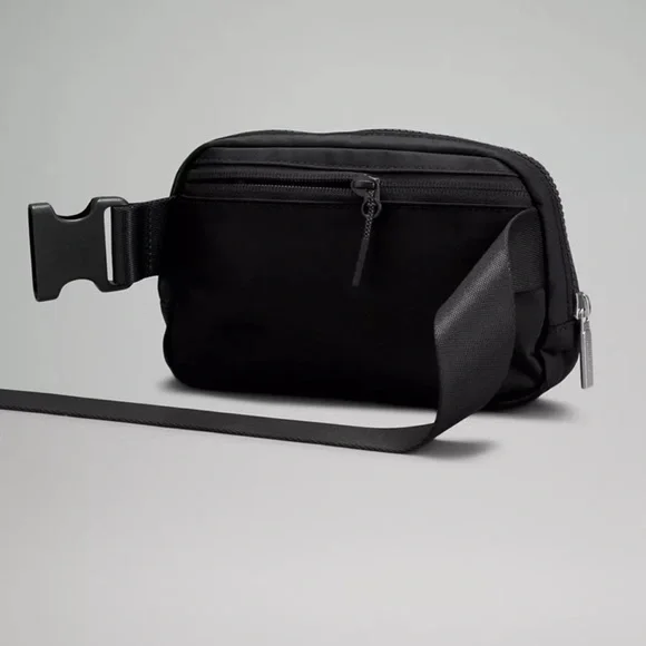 Black Lululemon Everywhere Belt Bag 2 available - Picture 3 of 5